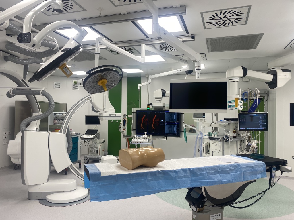 Sala operatoria ibrida digitalizzata con angiografo biplanare